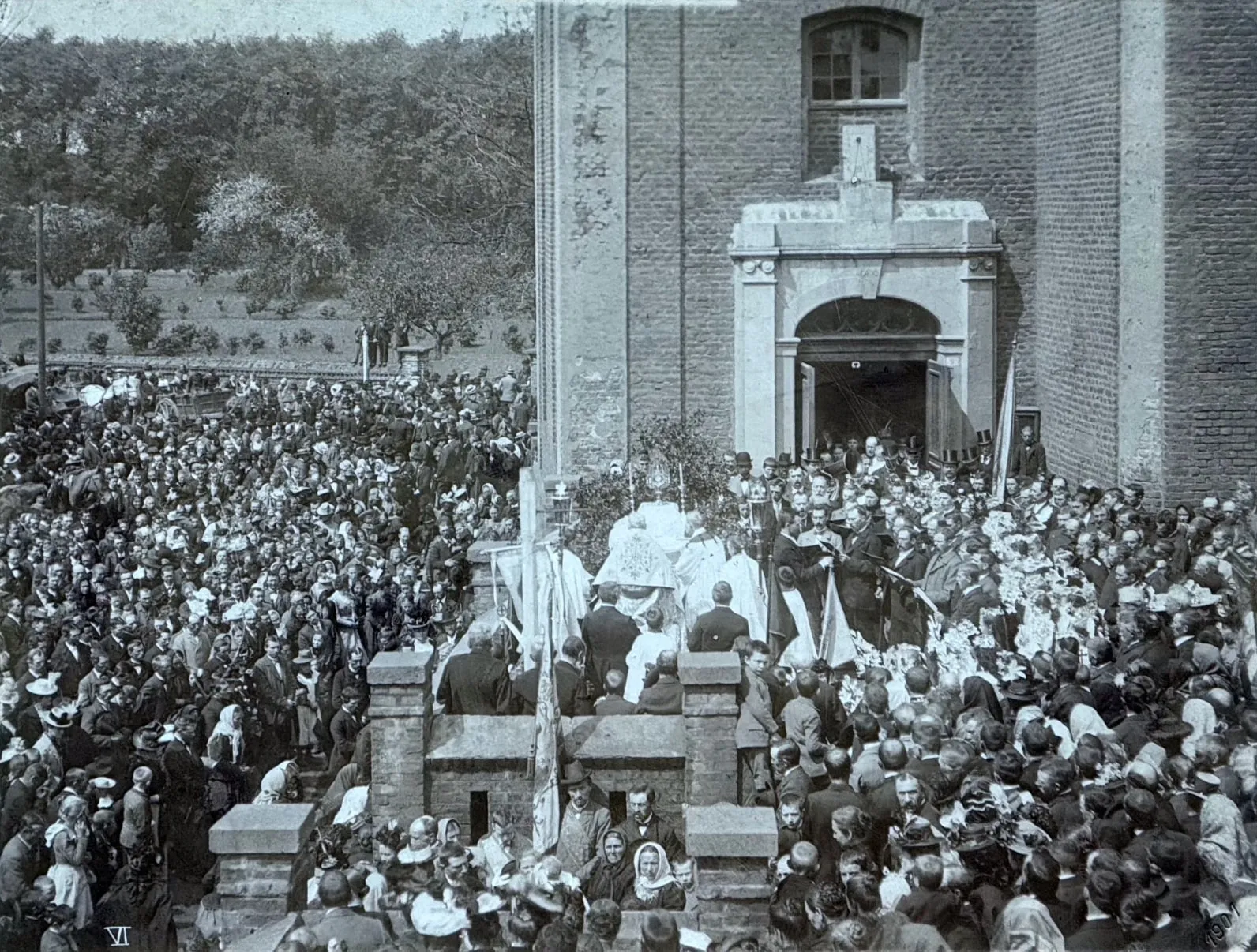 Menschenmenge beim Gymnicher Ritt im Jahr 1901