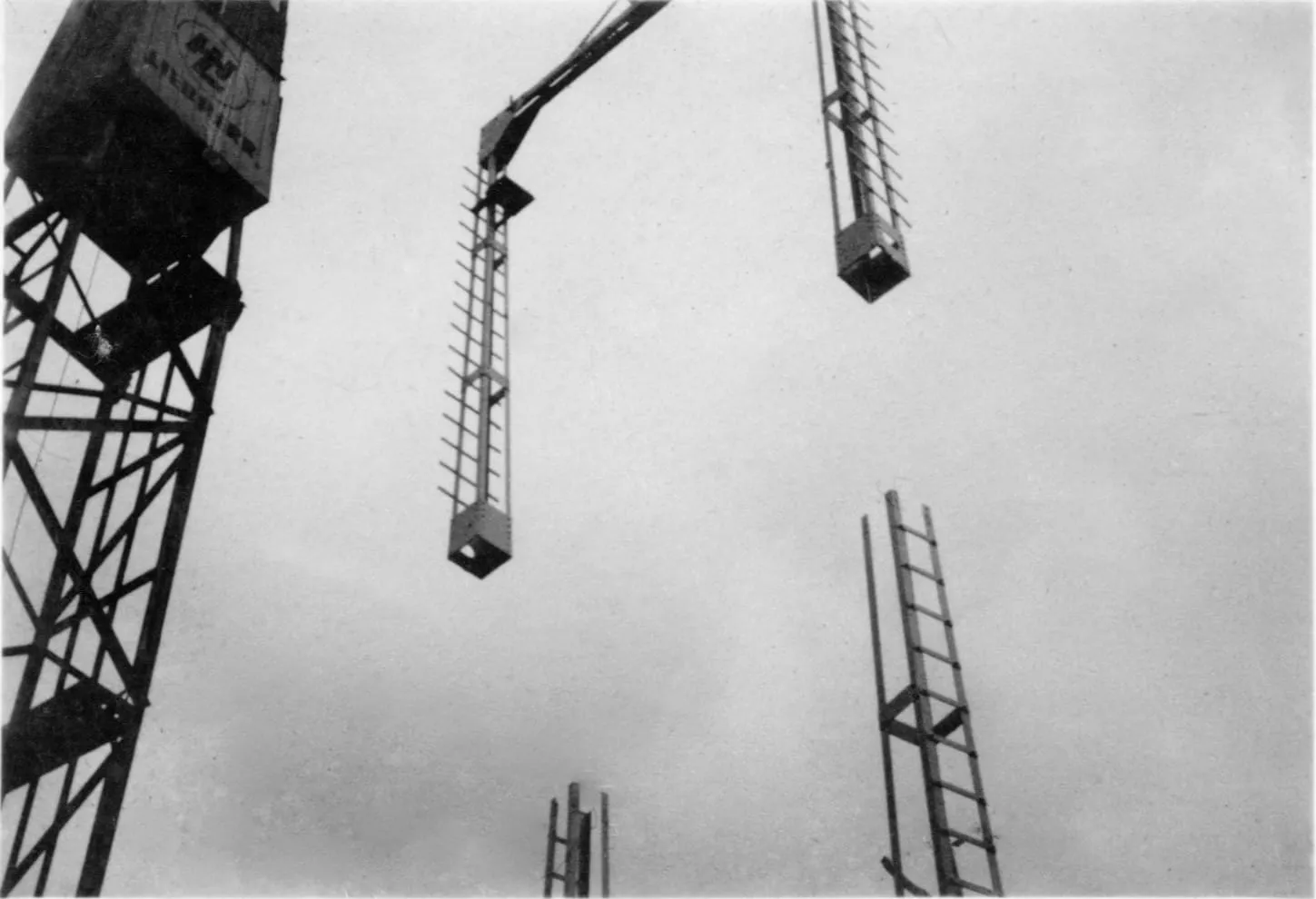 Zusammenbau des Hochstands 1963