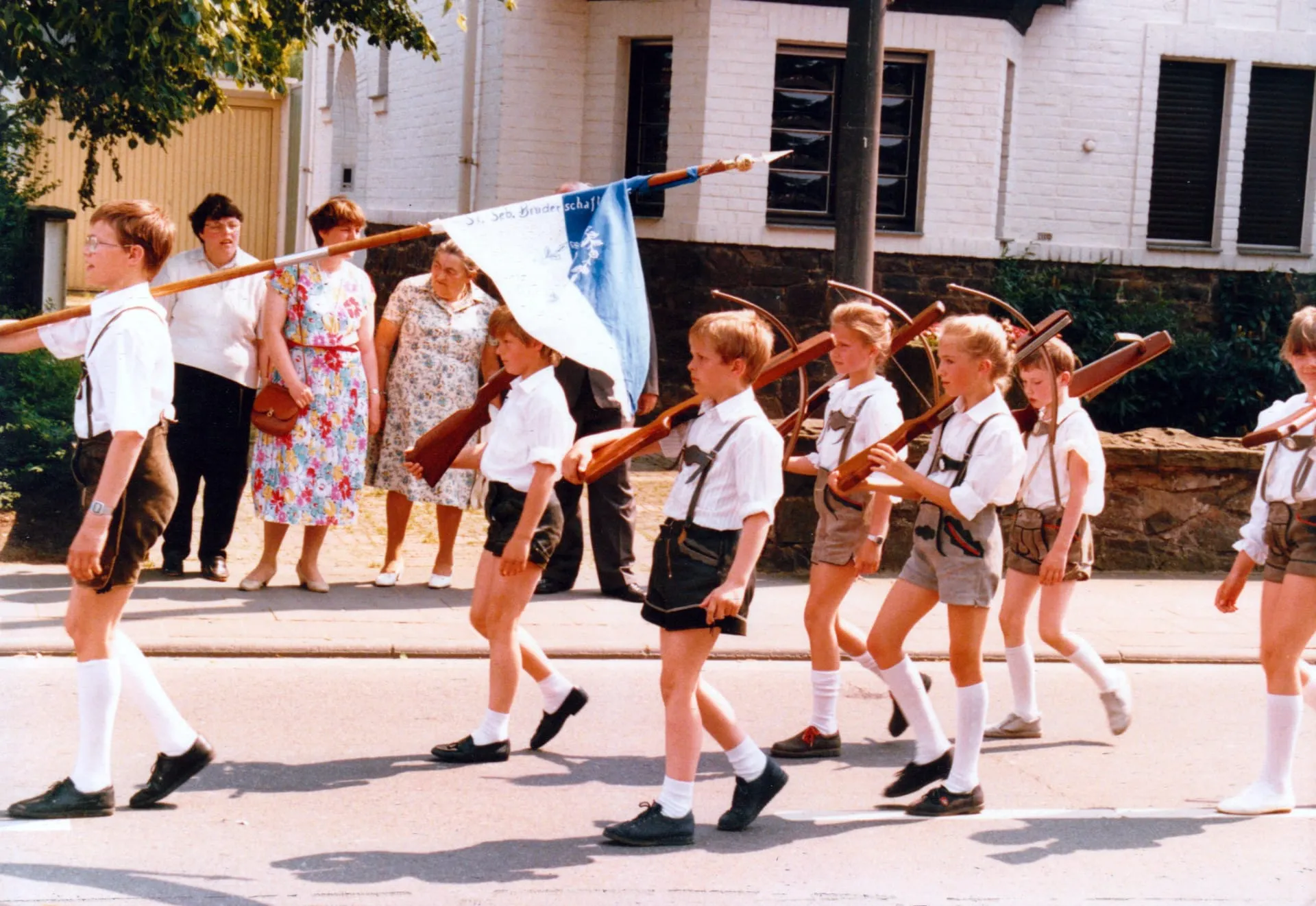 Die Jugend in Lederhosen und mit Armbrust