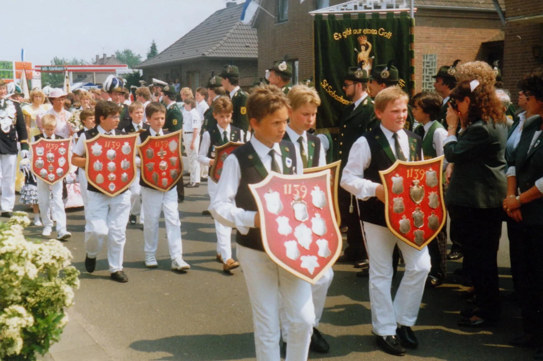 Stolz präsentiert die Jugend das Königssilber beim Jubiläumsumzug