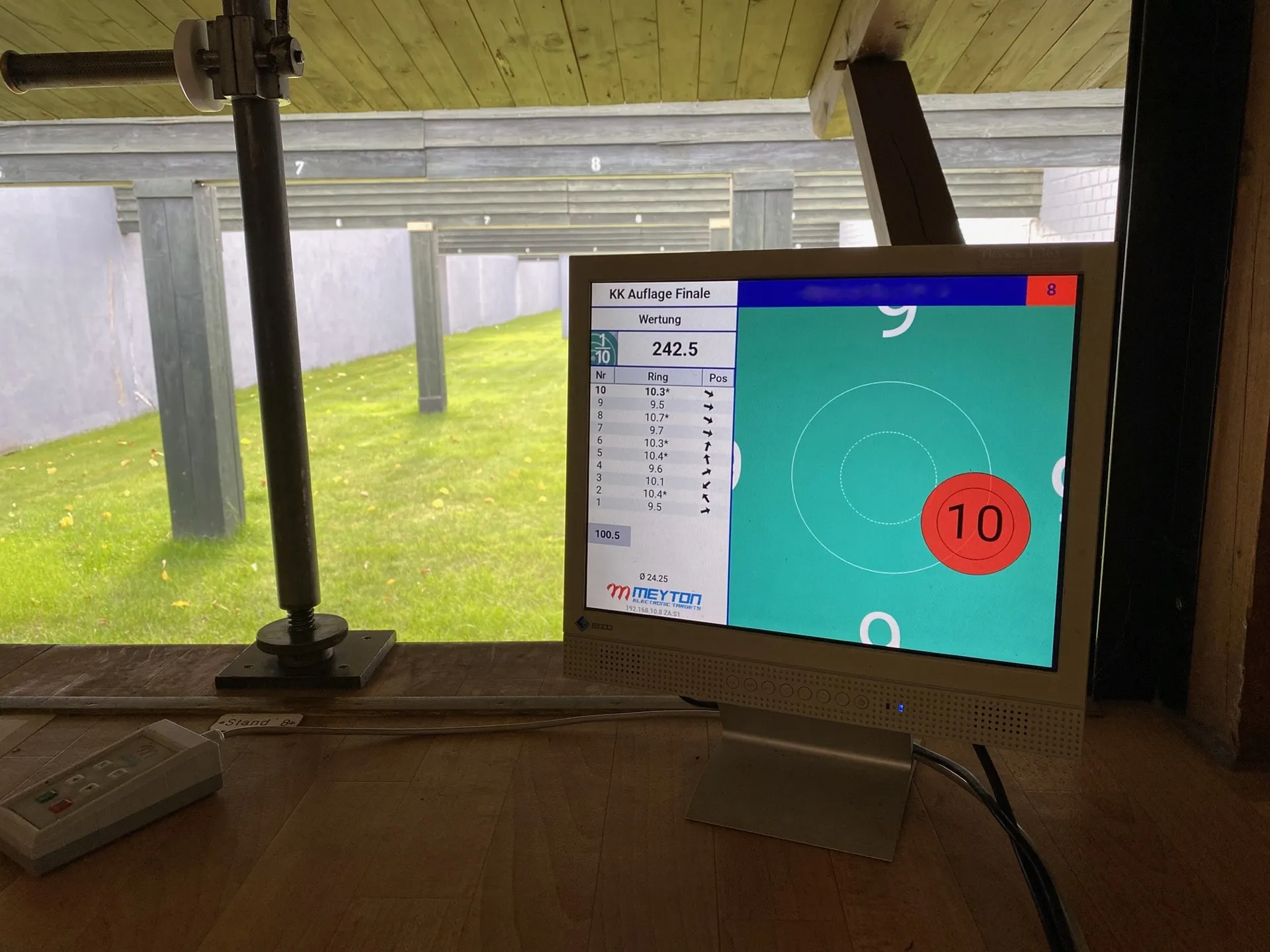 Monitore zeigen das Ergebnis des Schützen