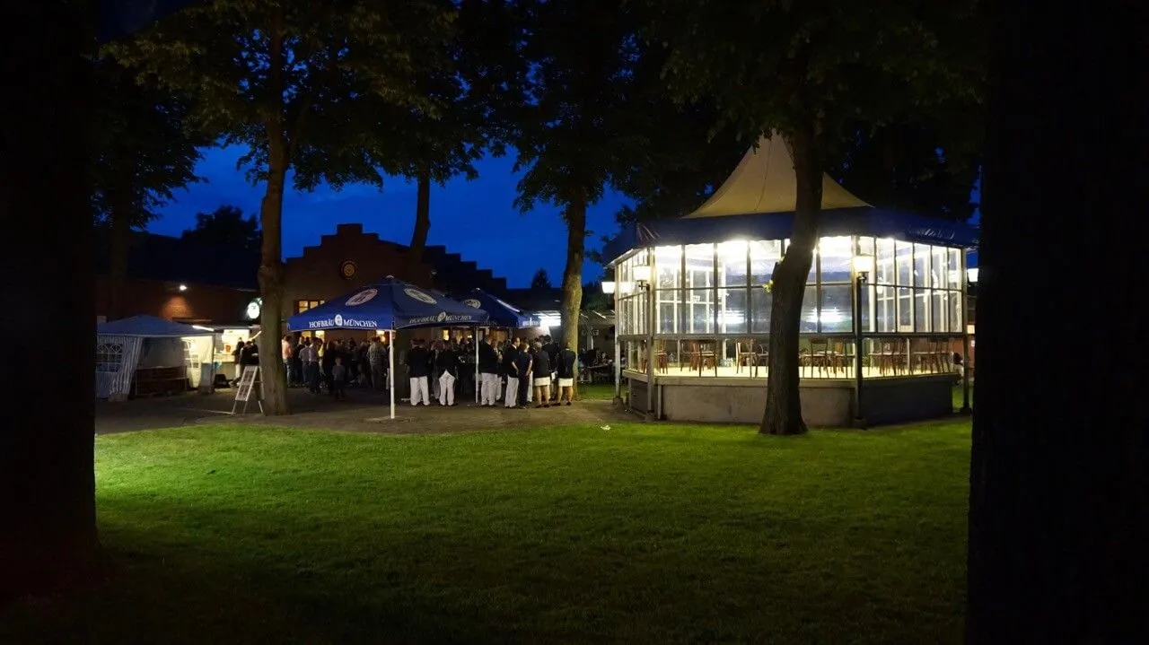 Der Festplatz bei Nacht