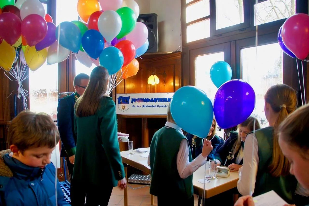 Verteilung der 100 Luftballons auf dem Bezirksjugendtag