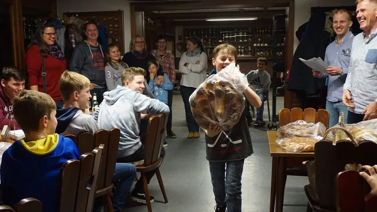 Joshua Borsch mit dem größten Neujahrskranz