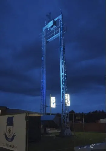 Der beleuchtete Hochstand in seiner ganzen Pracht