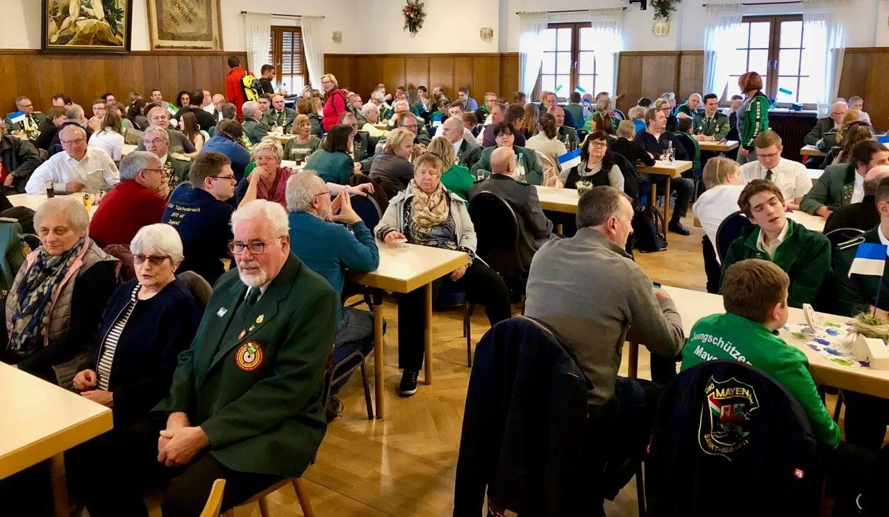 Besucher des Landeskönigsschießen im Saal unserer Bruderschaft