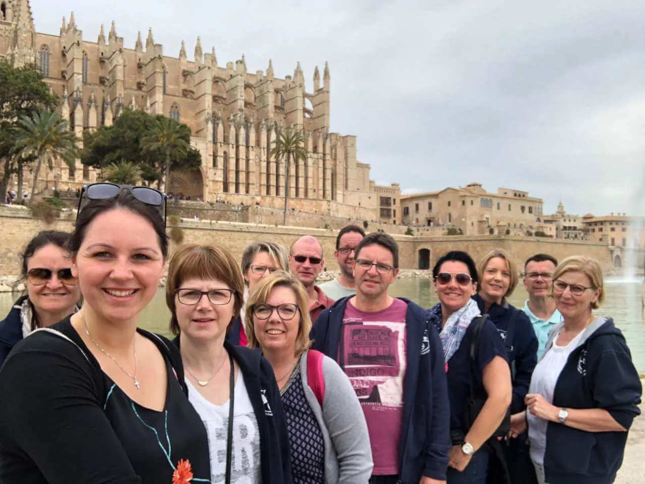 Die Ausflügler vor der Kathedrale von Palma