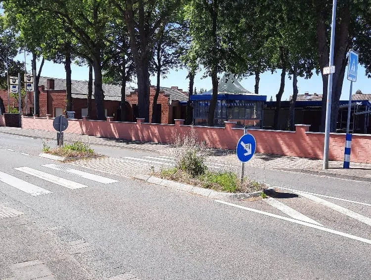 Die Verkehrsinsel vor dem Bruderschafshaus im alten Zustand