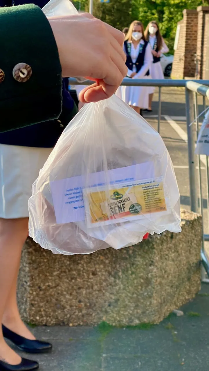 Fleischwurstpaket für die Besucher des Festhochamts