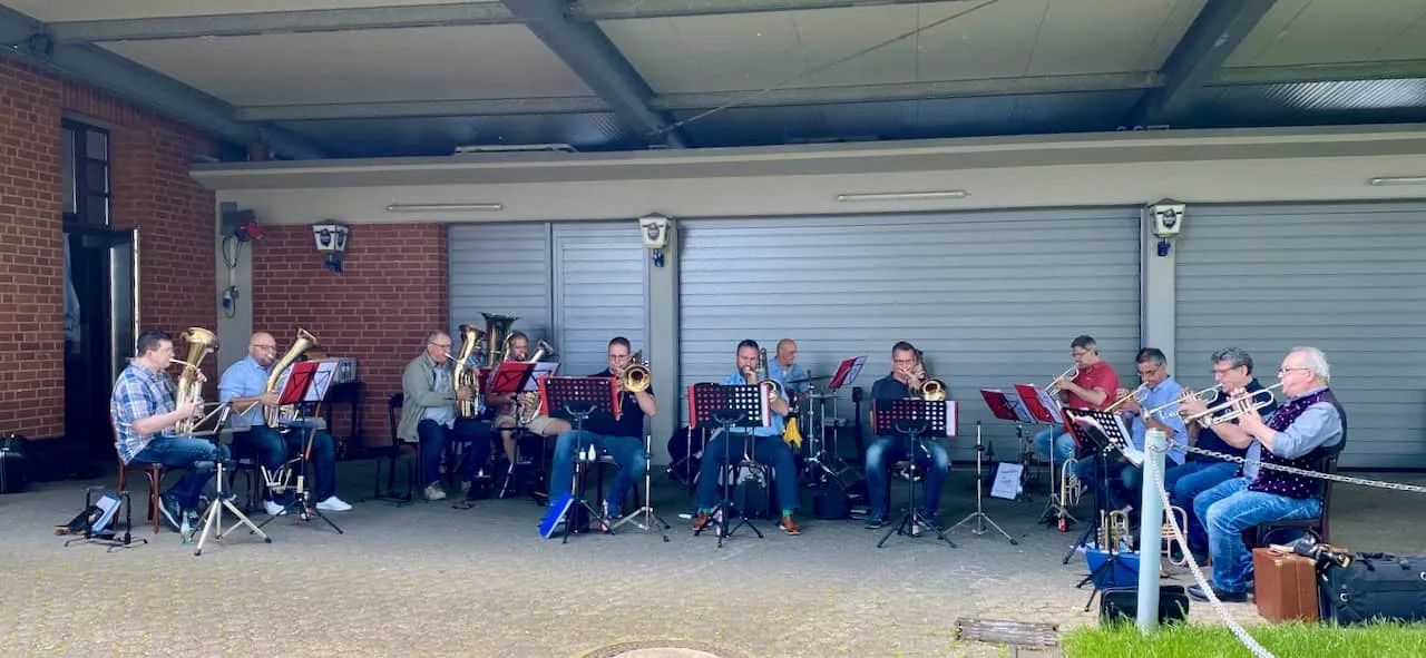 Heikos Musikfreunde auf dem abgesperrten Bruderschaftsgelände