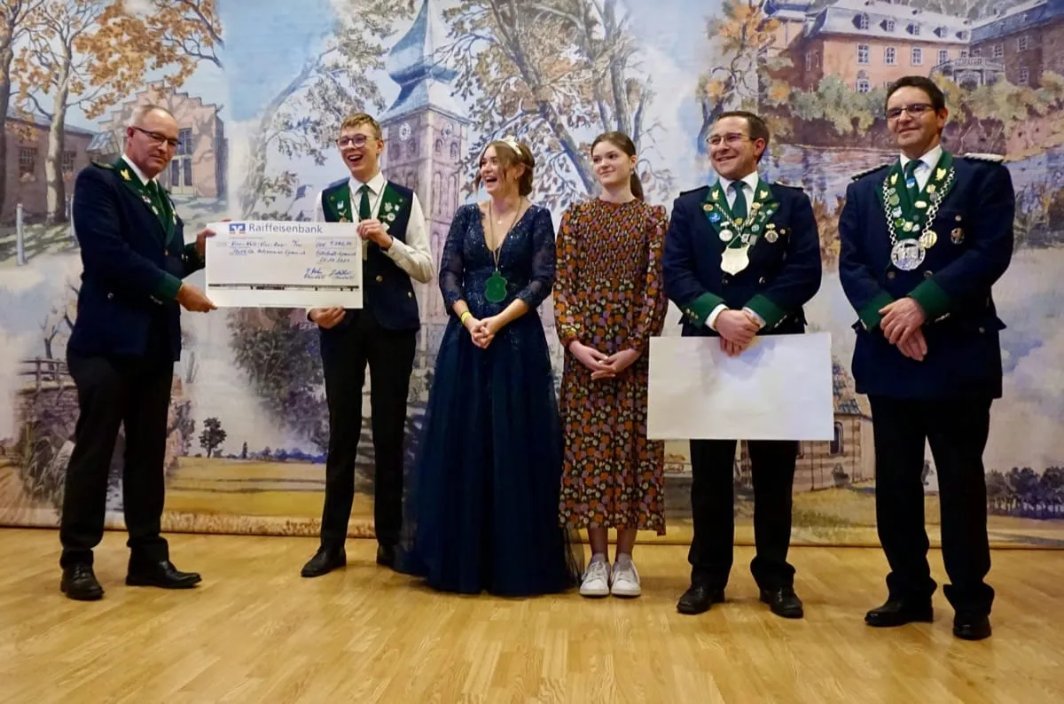 Scheckübergabe für die im Rahmen des Biergartens gesammelten Spenden