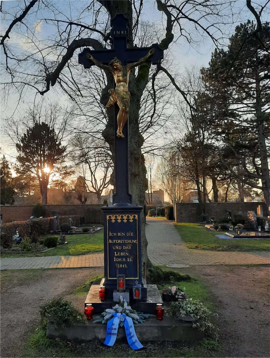 Ehrenkreuz auf dem Friedhof