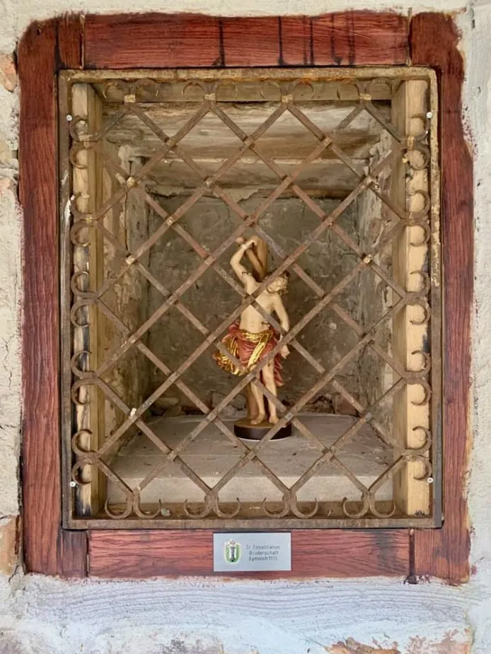 Nahaufnahme der Sebastianusstatue auf ihrem Ehrenplatz