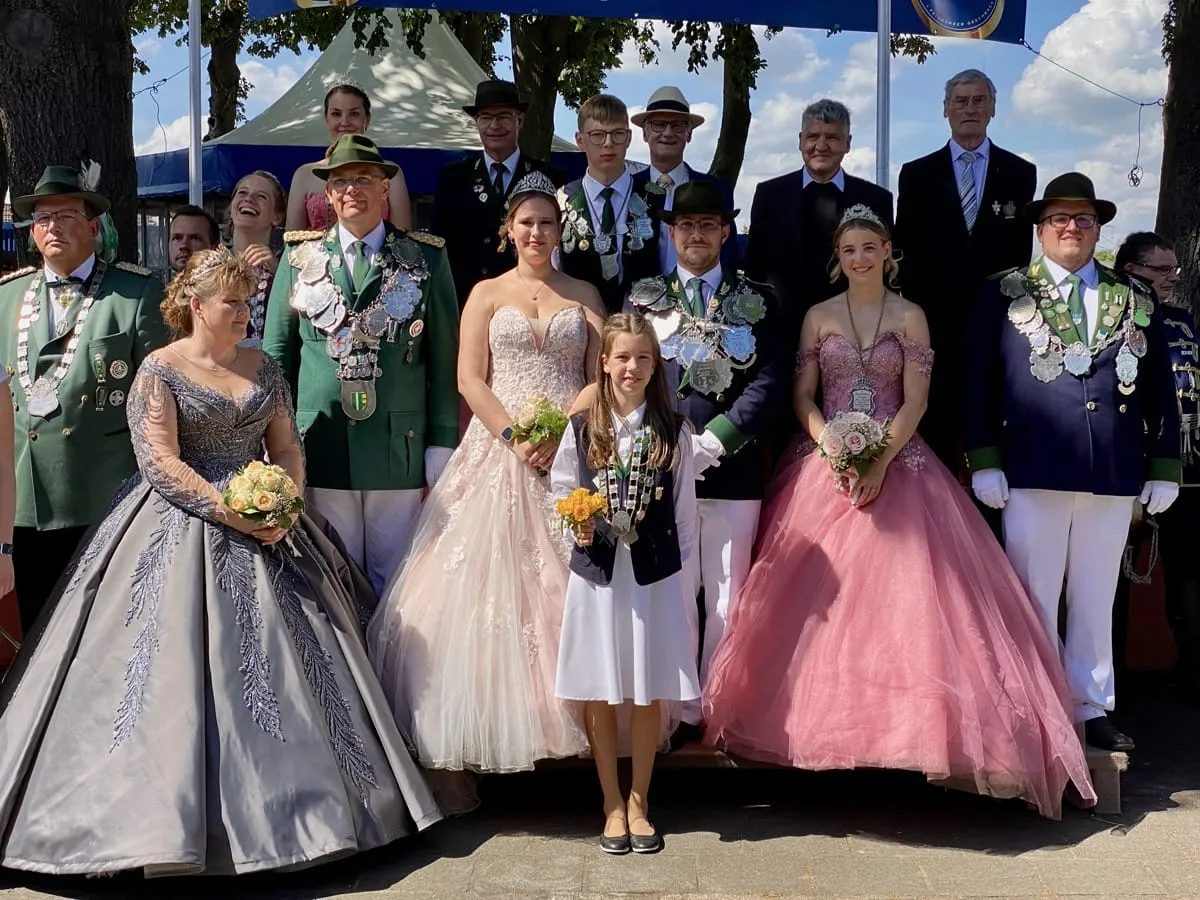 Die Majestäten auf der Ehrentribüne