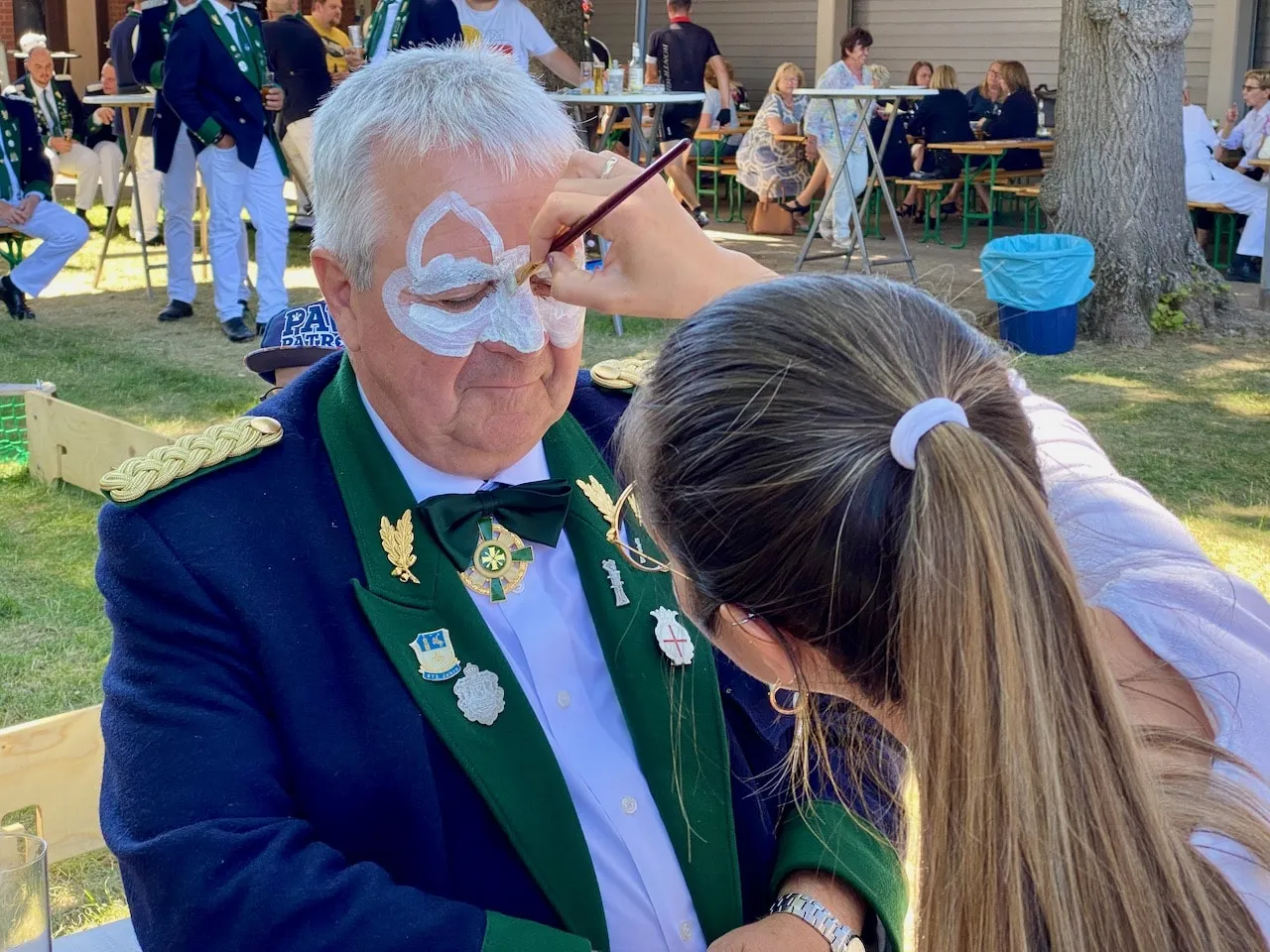 Präsident Jakob Flohr beim Kinderschminken