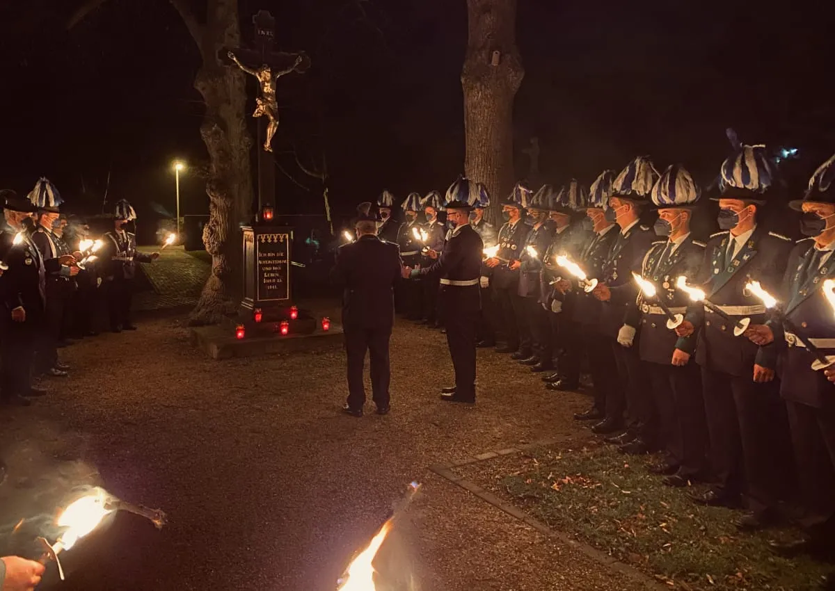 Gebet auf dem Friedhof nach dem Fackelzug
