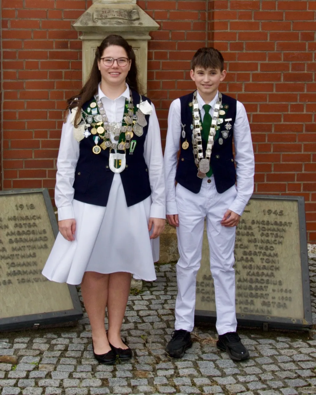 Bezirksschülerprinzessin Mia Axer und Bezirksbambiniprinz Leo Segschneider