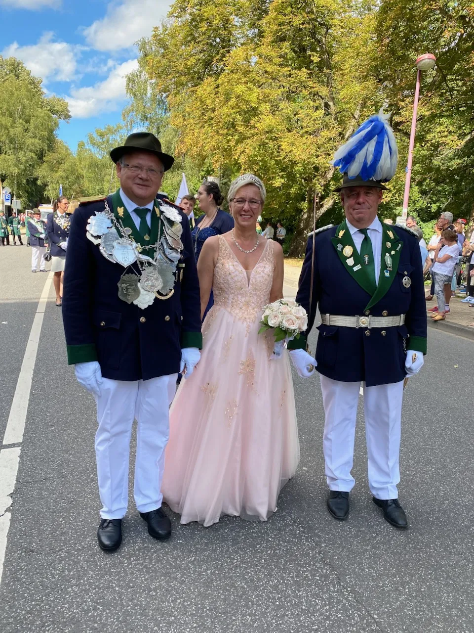 Kaiserpaar Jürgen und Mariola Mührer mit Offizier Clemens Segschneider