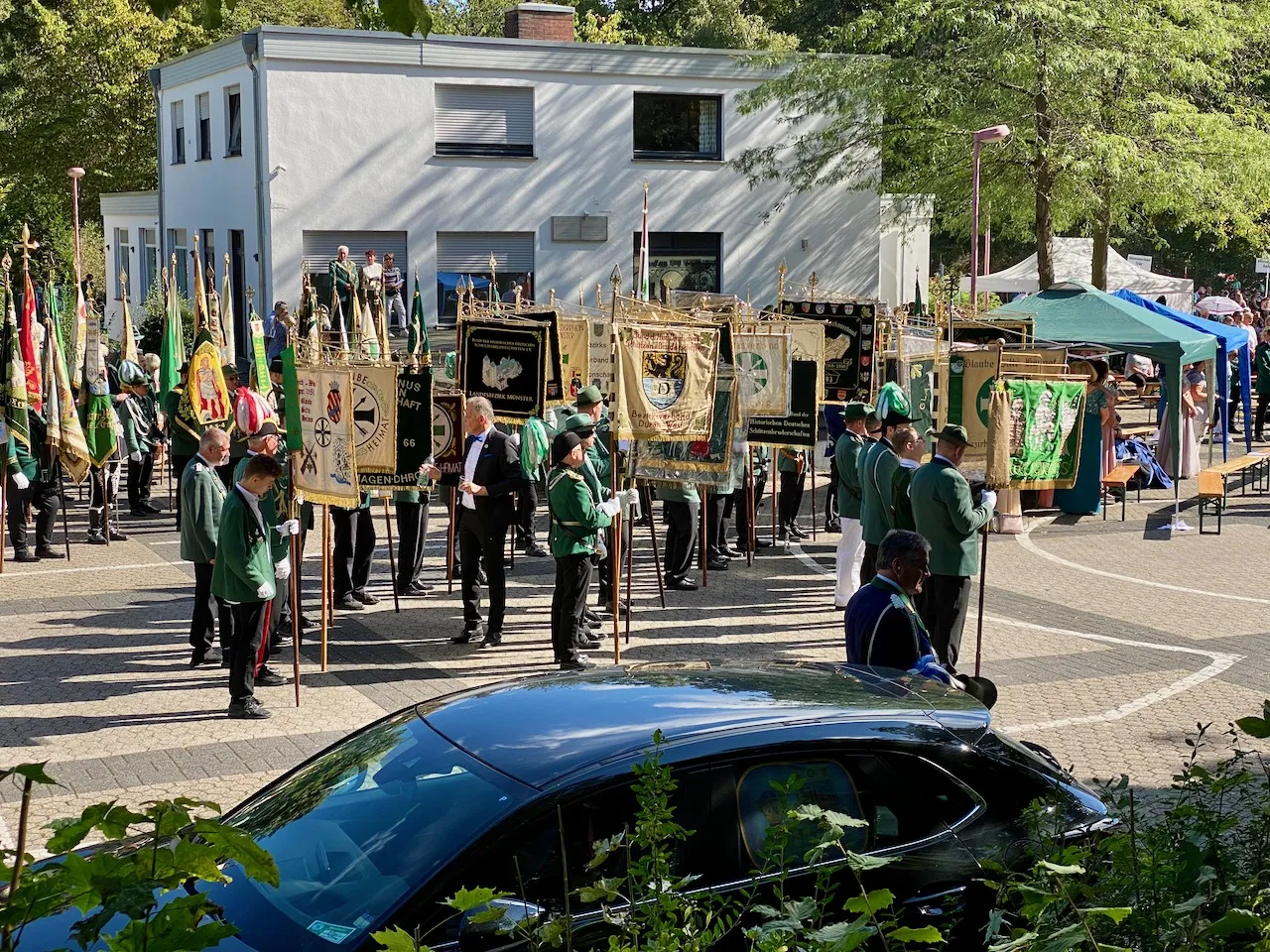 Blick auf die Fahnen und Standarten während der heiligen Messe