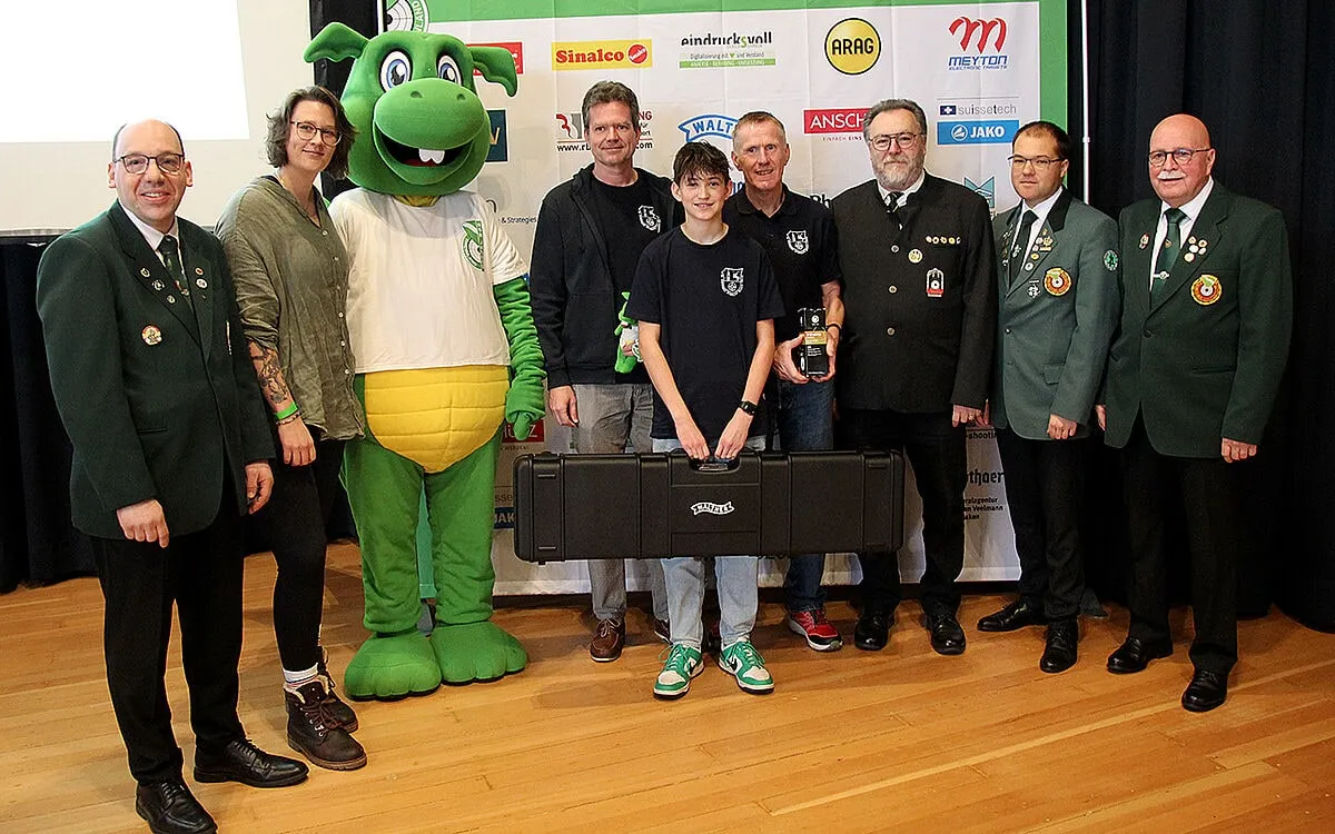 Übergabe des LG 400 aus der Nachwuchskampagne Jugend trifft