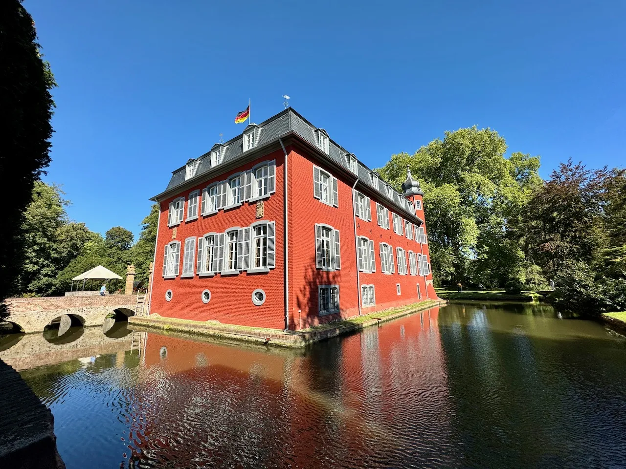 Seitenansicht Schloss Gymnich mit Wassergraben