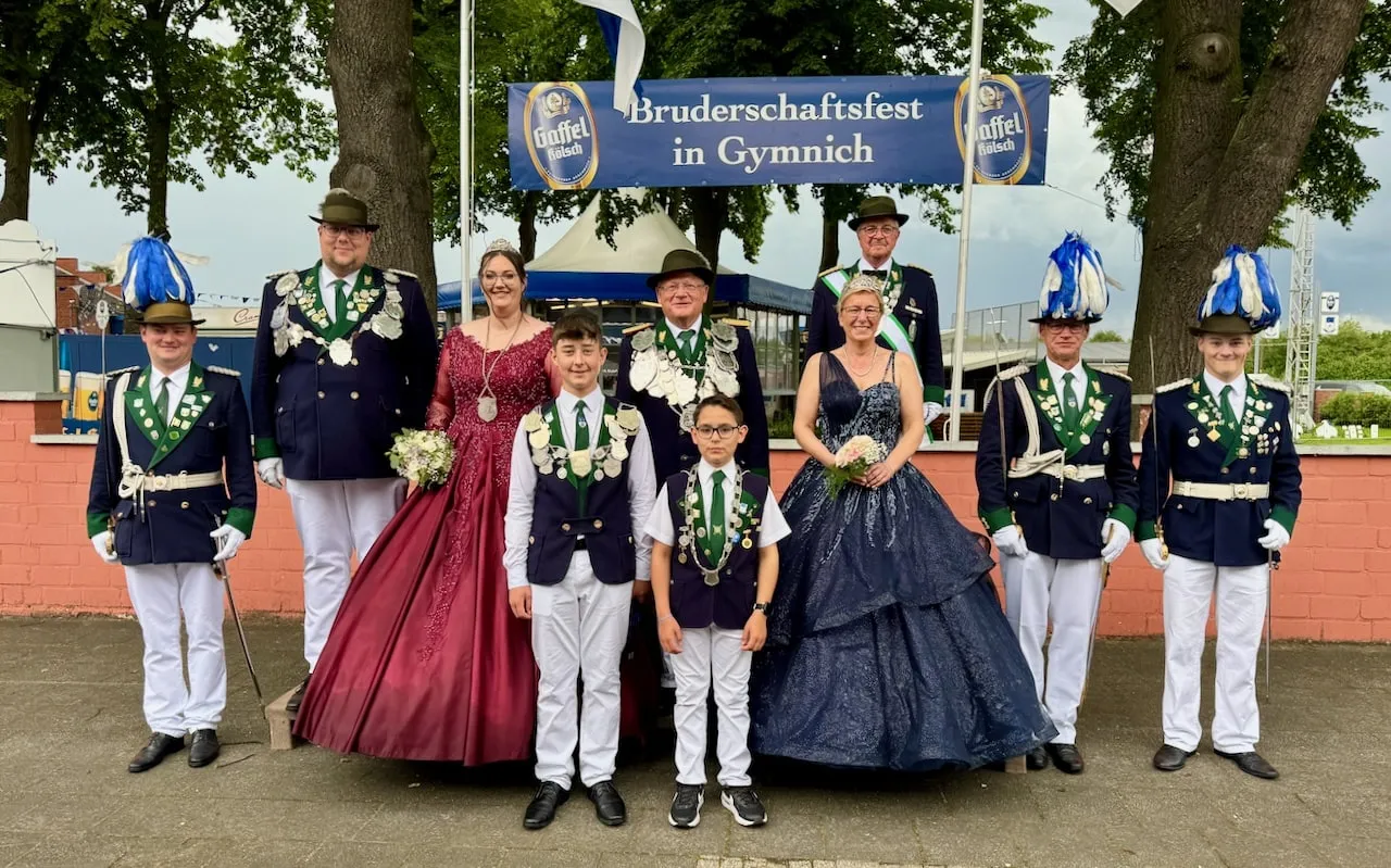 Gruppenfoto der alten Majestäten beim Vorbeimarsch