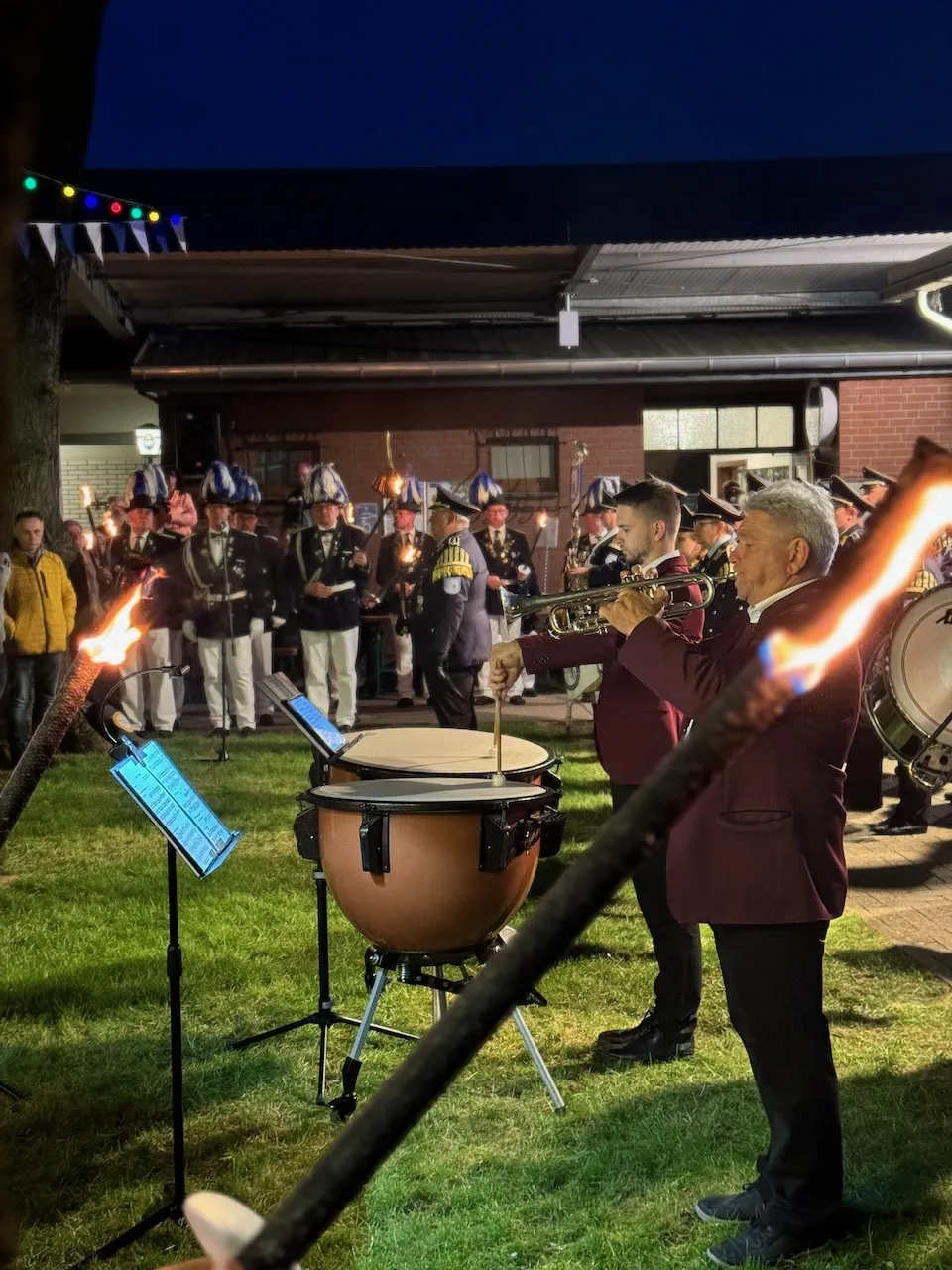 Foto vom Festplatz beim Zapfenstreich mit Besuchern, Offizieren und Musikern sowie zwei großen Trommeln