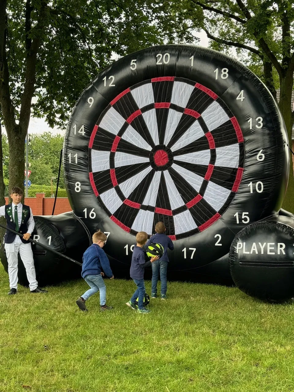 Fußballdartscheibe mit Kindern im Vordergrund