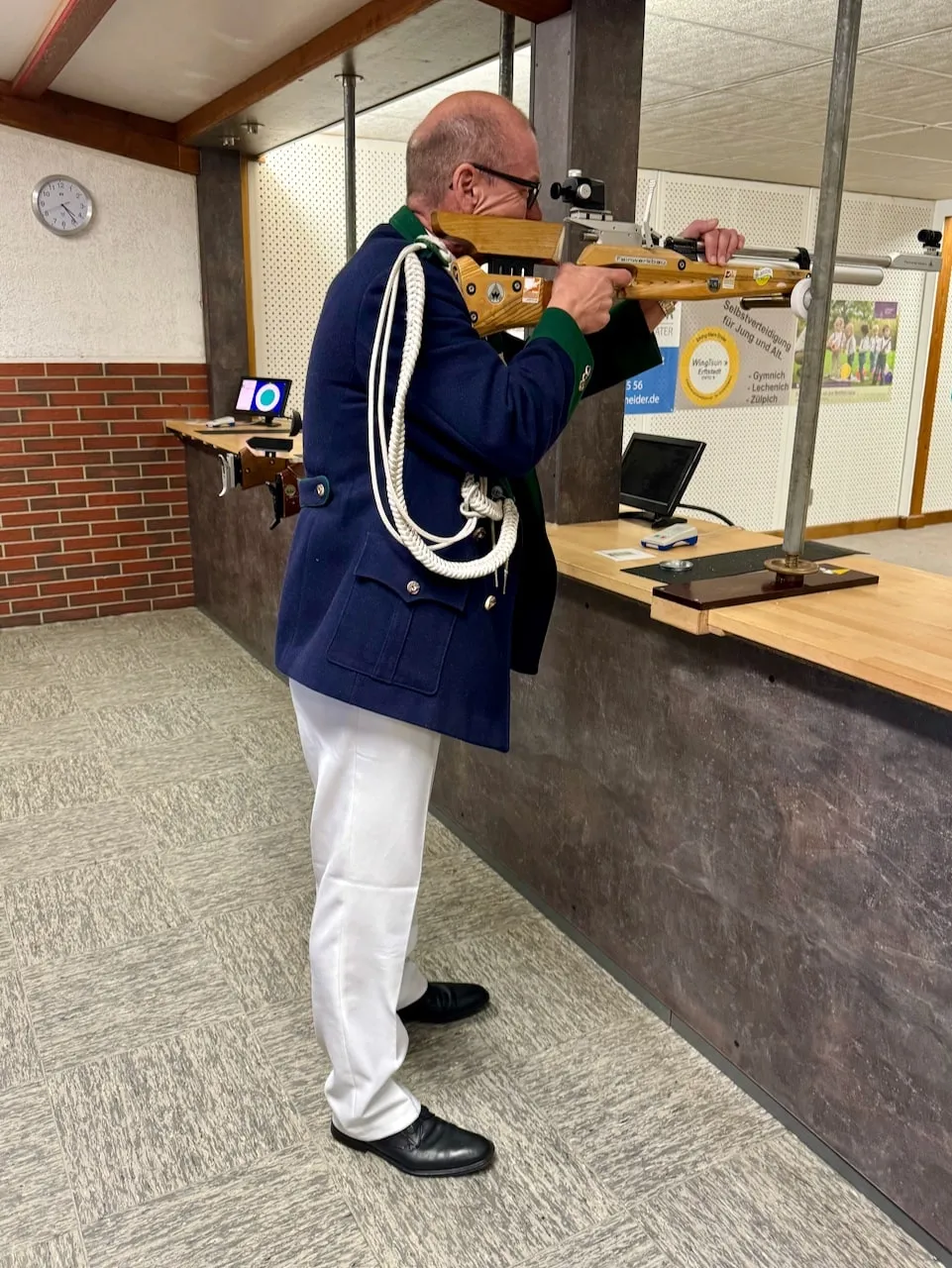 Helmut Vering beim Schießen