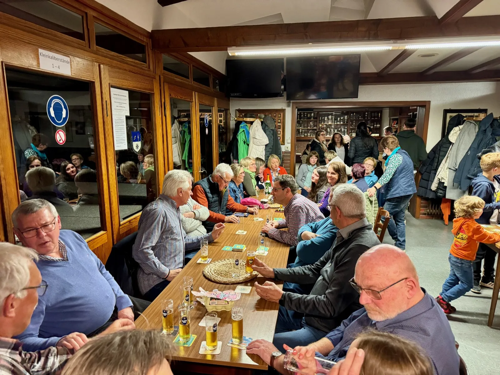 Teilnehmer des Ostereierschiessens an einem Tisch