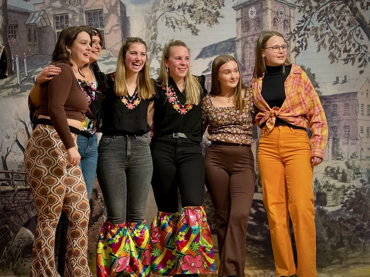 Foto von verkleideten Jugendlichen bei einer Tanzeinlage