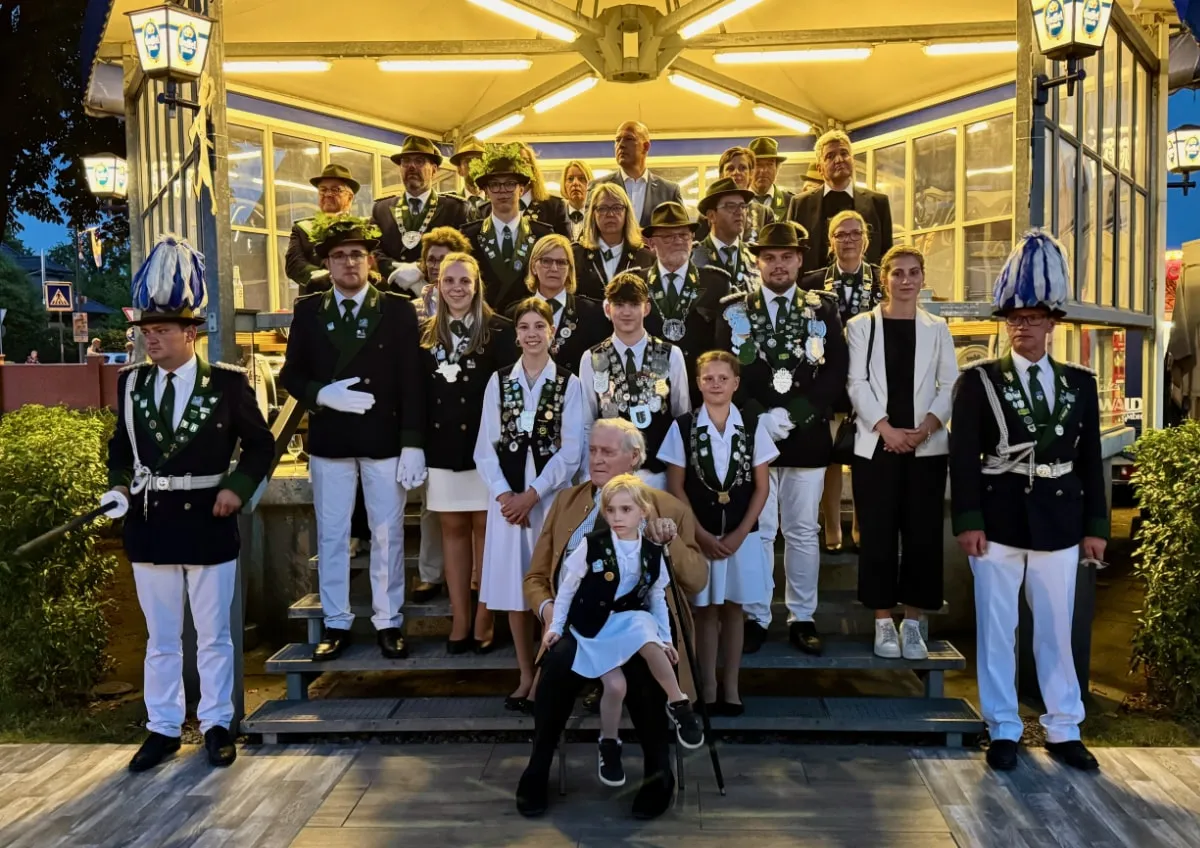 Gruppenfoto der alten und neuen Majestäten sowie der Ehrengäste