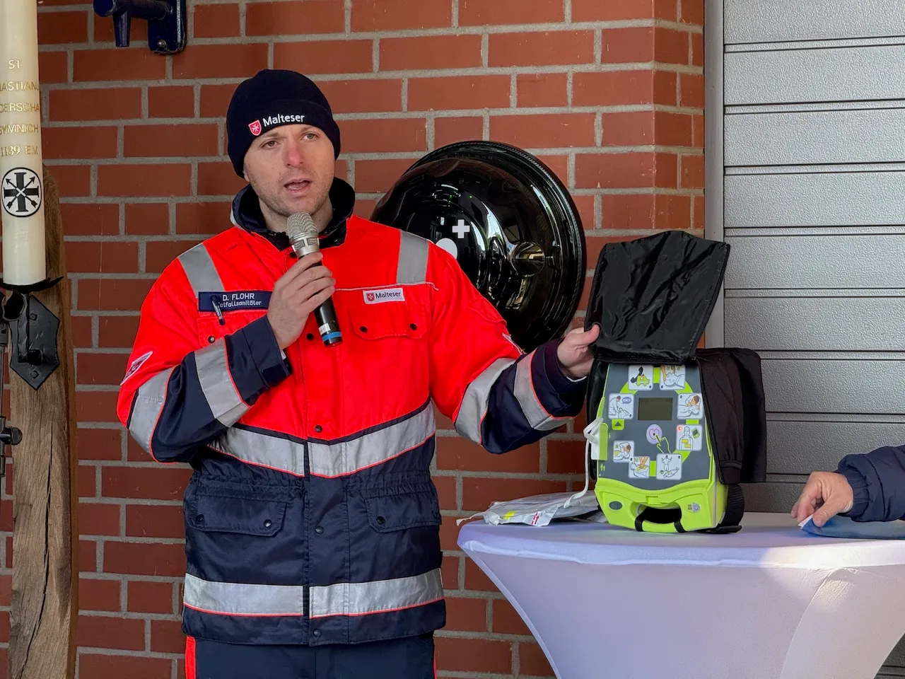 Daniel Flohr von den Maltesern in Erftstadt erklärt die Funktionsweise des Defibrillators