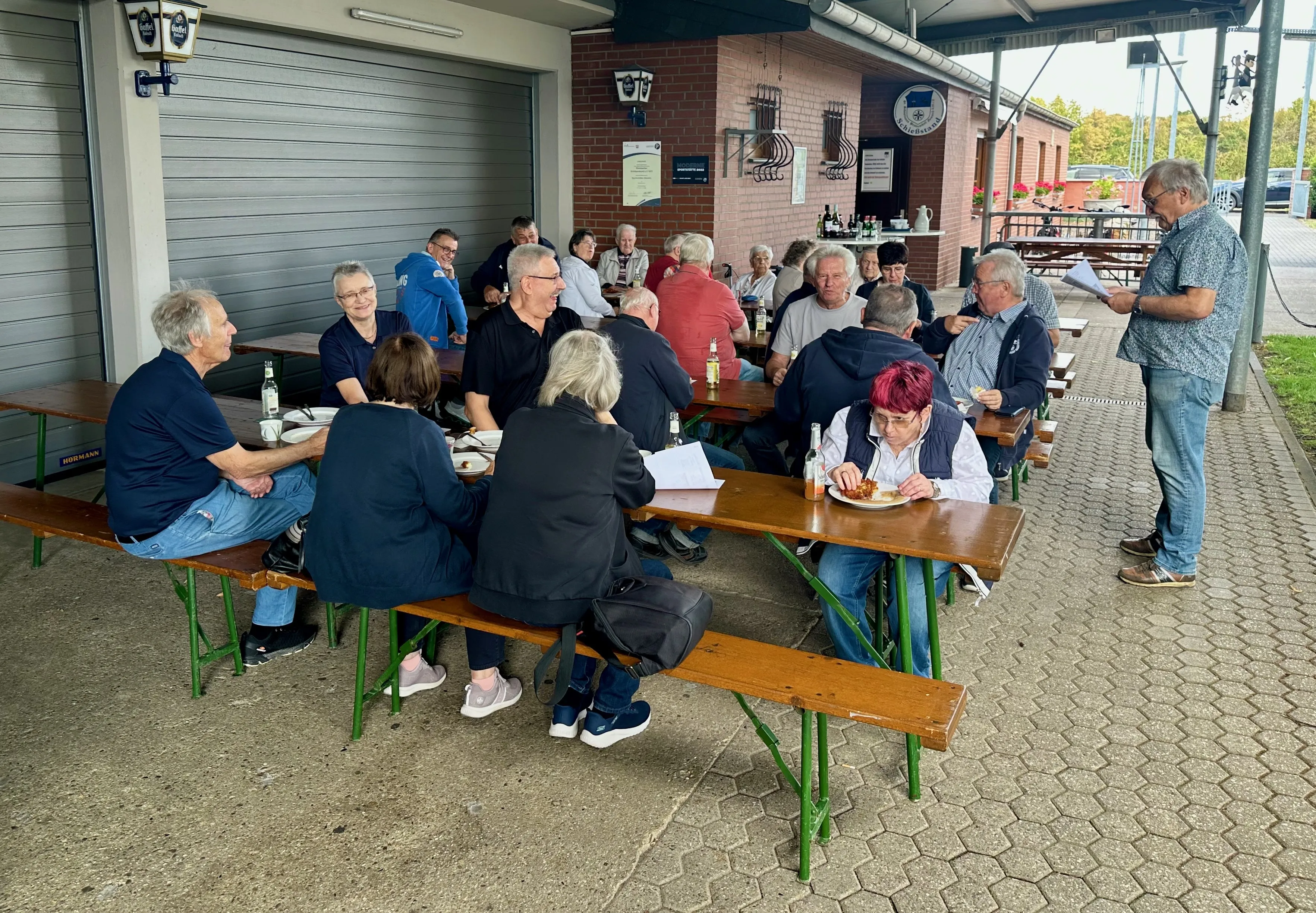 Gesellige Runde der Seniorensportschützen unter dem Freisitz