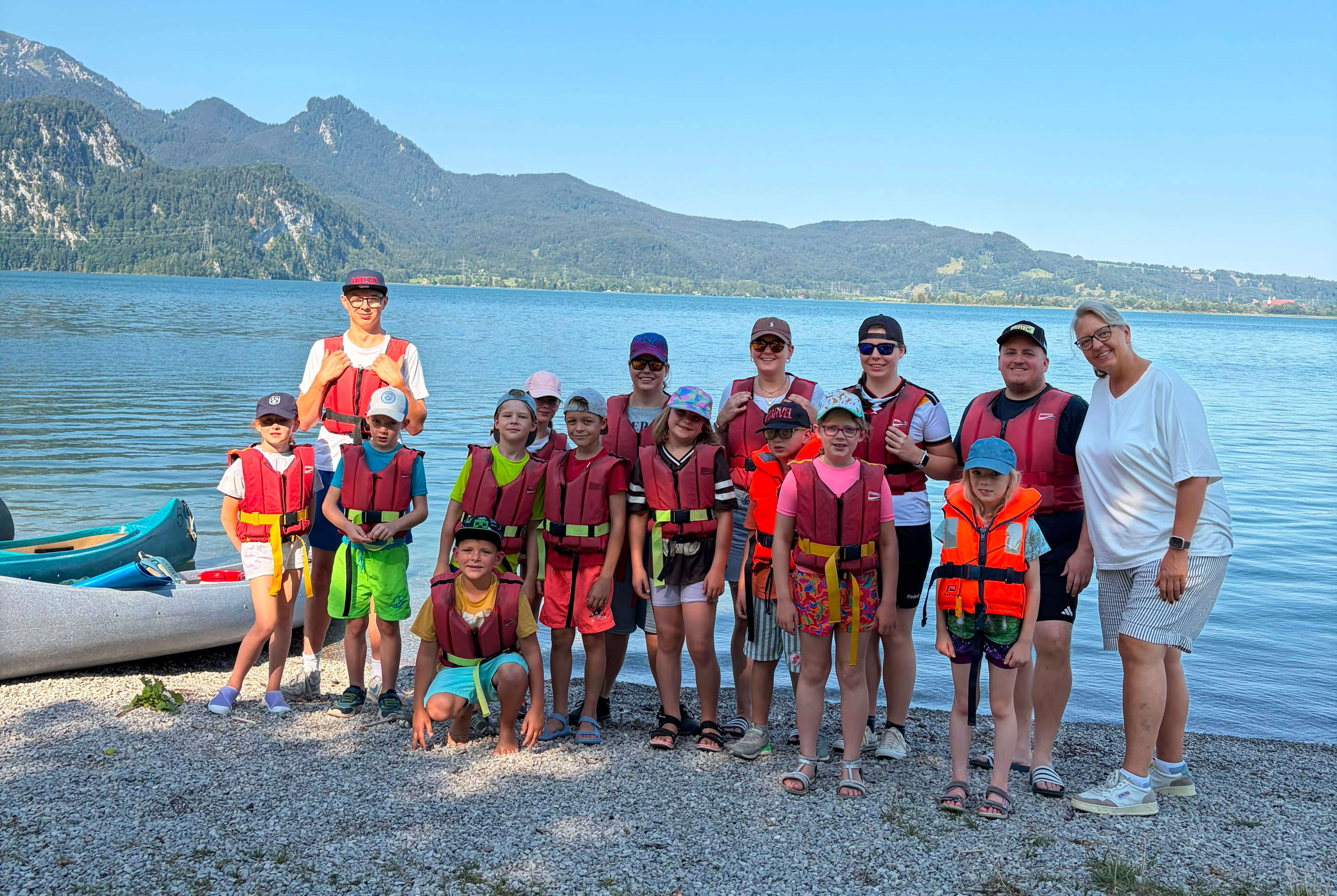 Gruppenfoto der Jugend vor einem See