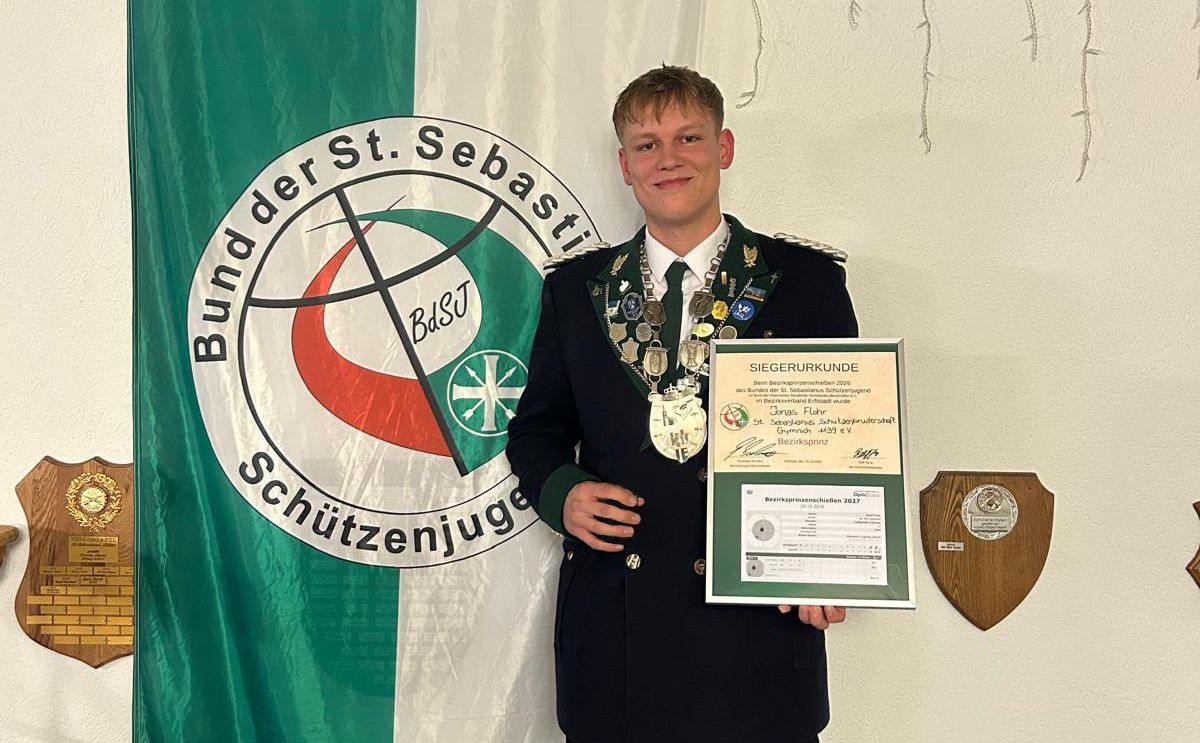 Bezirksprinz Jonas Flohr mit Siegerurkunde vor der Fahne der BdSJ