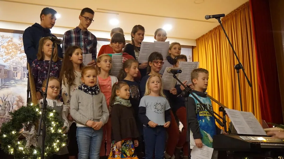 Der Kinderchor beim Singen der Weihnachtslieder