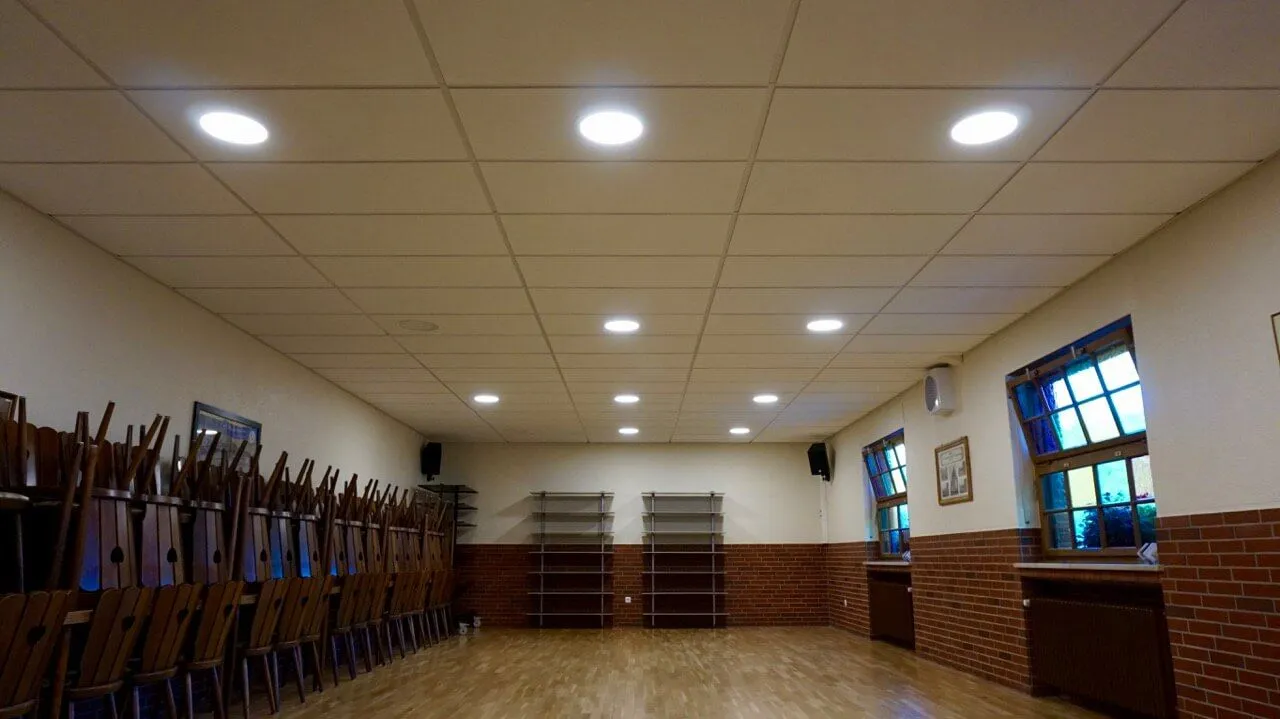 Die neue Decke des Jugendraums