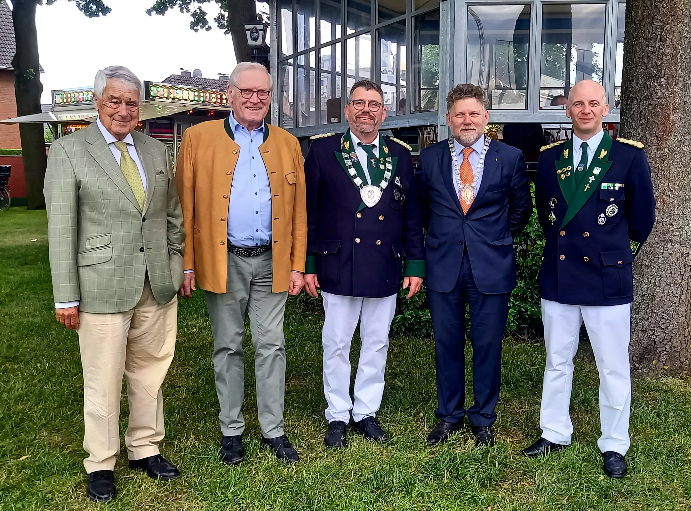 Ehrengäste: Schlossherr Gerd Overlack, Protektor Franz-Josef Graf Beissel von Gymnich und Hochmeister Max Freiherr Spies von Büllesheim