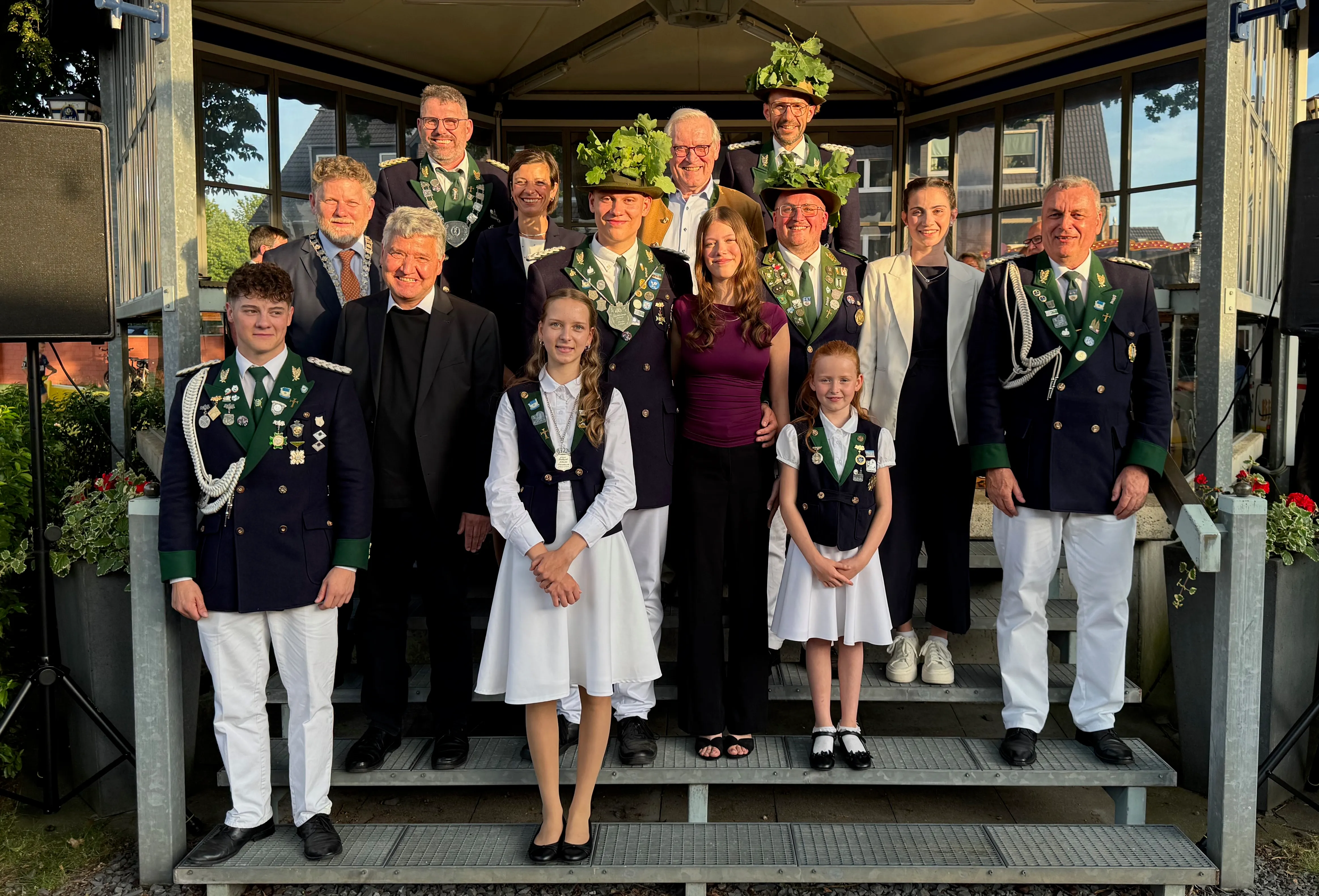 Die neuen Majestäten mit Adjutanten, Präsident Wolfgang Axer und den Ehrengästen bei der Vorstellung auf der Bühne