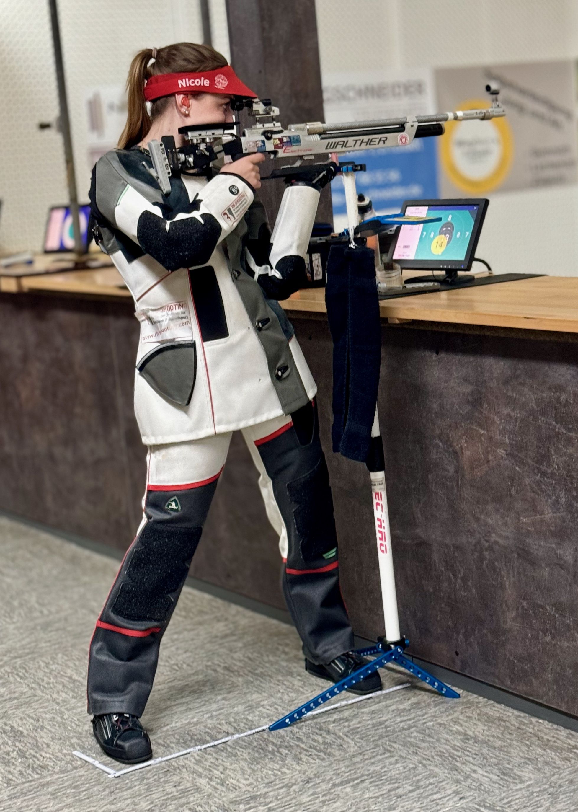 Sportschützin mit einem Luftgewehr