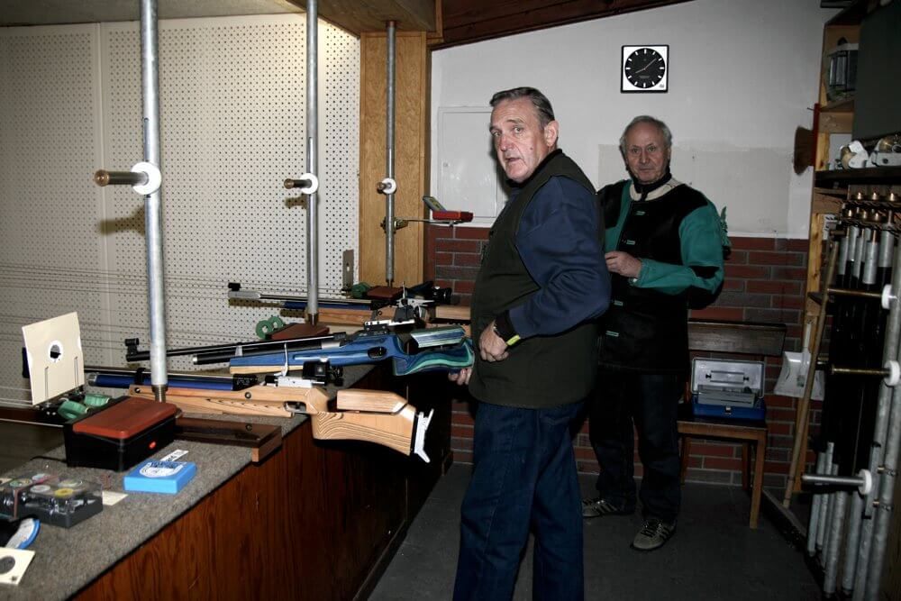 Zwei Sportschützen auf dem Schießstand während der Vereinsmeisterschaft 2008