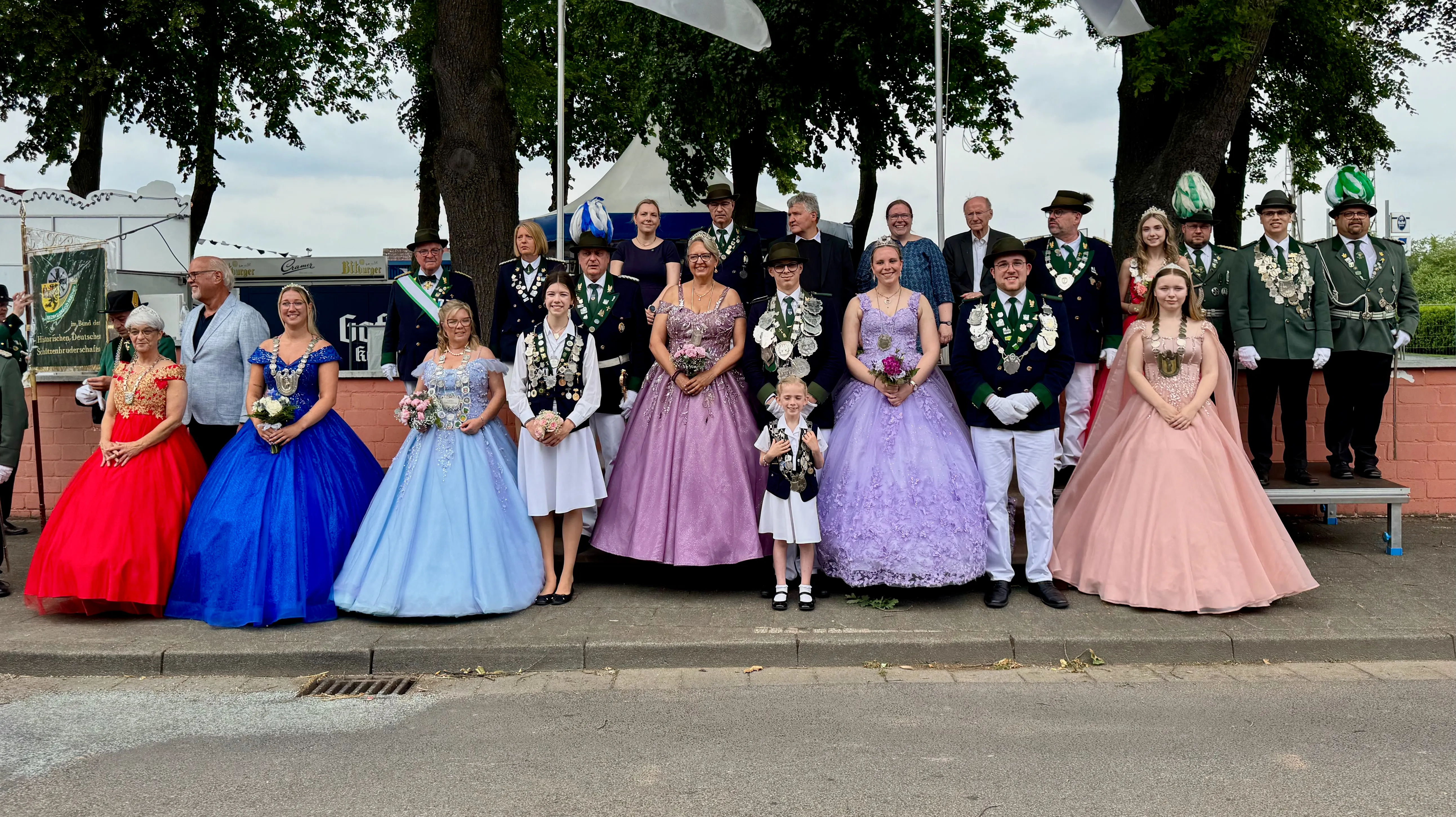 Die Majestäten 2025/26 beim Vorbeimarsch vor dem Bruderschaftshaus