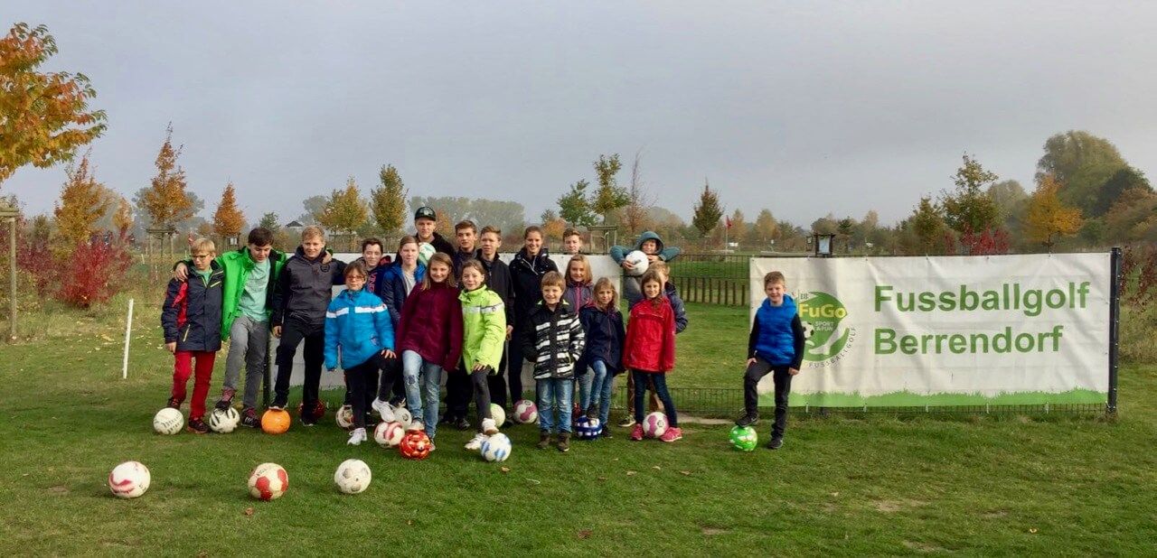 Jugend beim Fußballgolf in Berrendorf