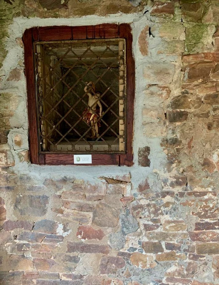 Foto der Sebastianusstatue in der Burgmauer von Burg Satzvey