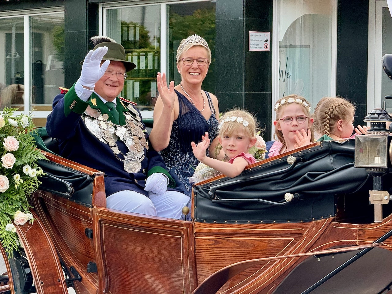 Kaiserpaar Jürgen u. Mariola Mührer mit Blumenmädchen in einer Kutsche