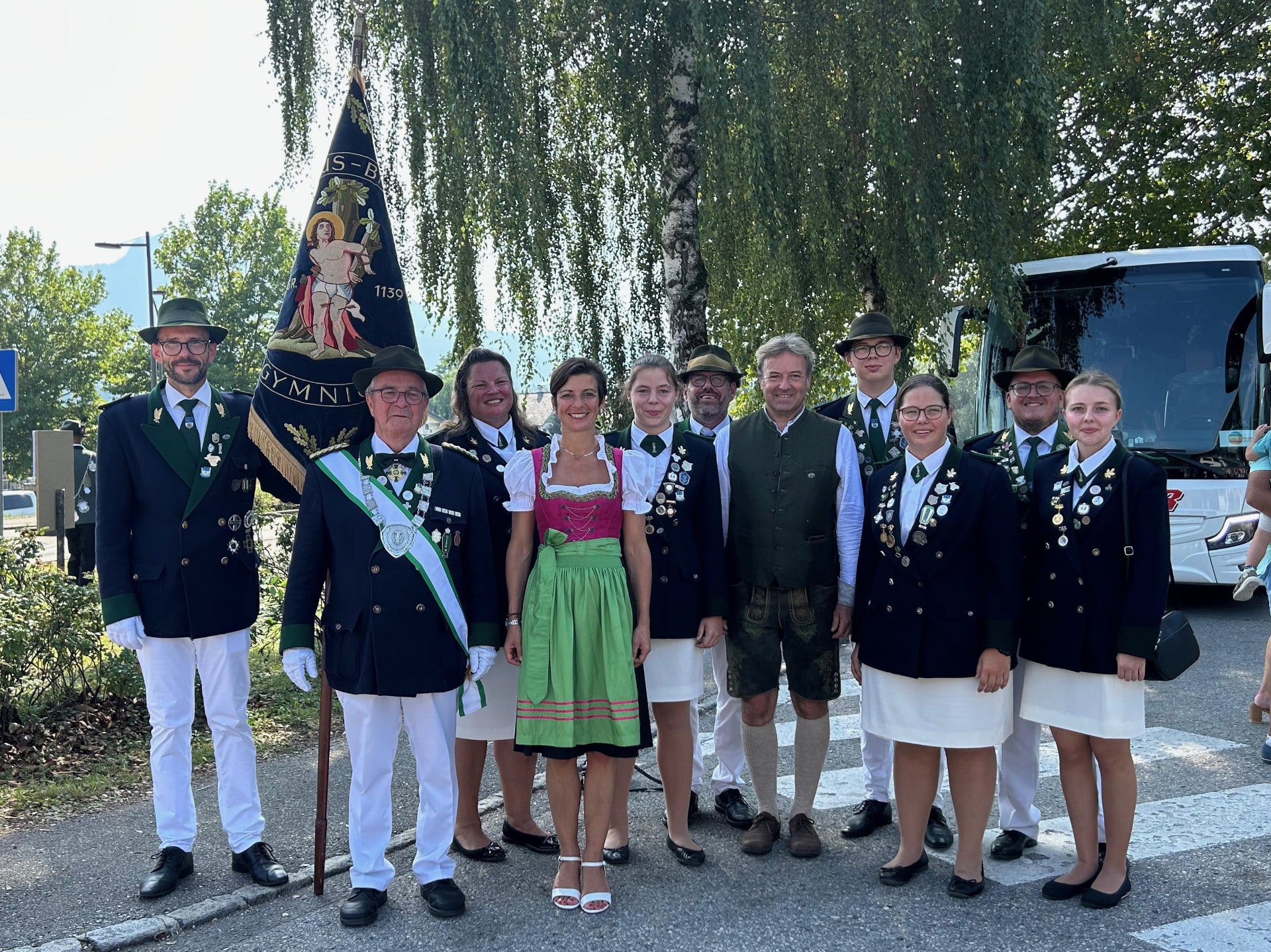 Gruppenfoto beim Festzug des Europaschützenfestes in Mondsee