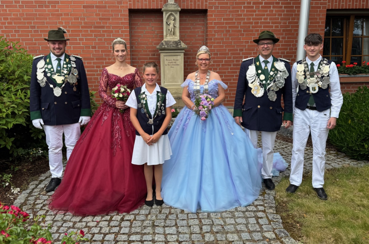 Gruppenfoto der amtierenden Majestäten vor dem Sonntagsfestzug