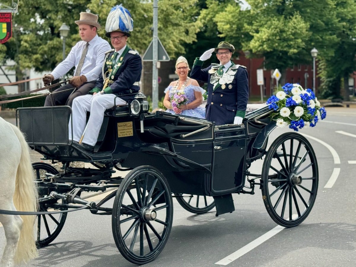 Das Königspaar Judith und Reiner Schmitz in einer Kutsche