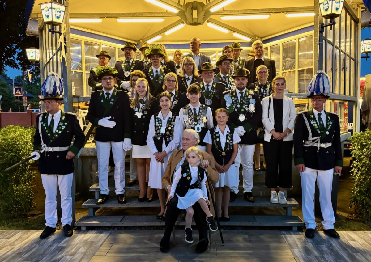 Gruppenfoto der alten und neuen Majestäten sowie der Ehrengäste